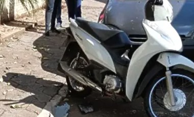 Motociclista fica ferida após colisão e motorista foge sem prestar socorro