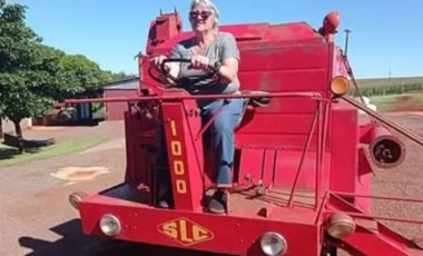 Colheitadeira de 1973 segue em funcionamento e preserva a história da agricultura no Paraná