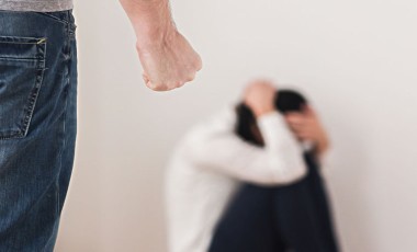 Homem é preso após agredir mulher e persegui-la