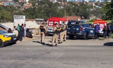 Bebê morto é entregue à avó em lençol após passar noite com padrinhos