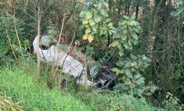 Mulher é encontrada após passar a noite em carro capotado na PR-566