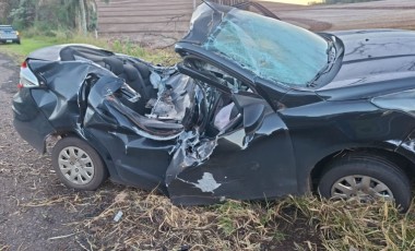 Motorista fica gravemente ferido após carro sair da pista e bater contra árvore na BR-158