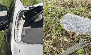 Rocha cai de caminhão, arranca teto de carro e fere motorista
