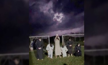 Raio ilumina nuvem em formato de coração durante ensaio da Paixão de Cristo em Santa Catarina e emociona fiéis
