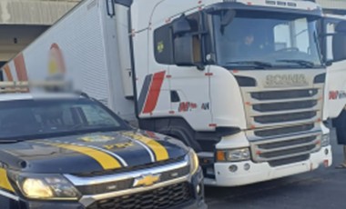 PRF localiza caminhoneiro que fugiu após provocar tombamento na BR-480