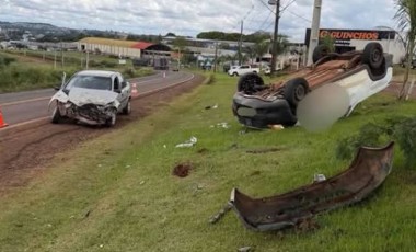 Três pessoas ficam feridas após colisão entre dois veículos