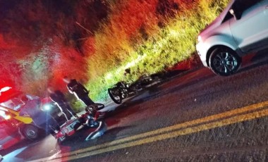 Colisão entre motocicletas na PR-182 deixa condutores feridos, um em estado grave
