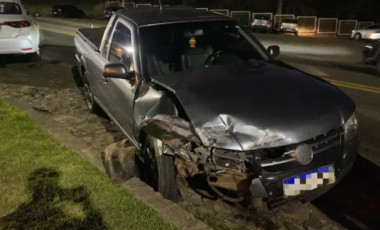 Colisão entre carro e caminhonete é registrada na PR-566