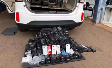 Rapaz é detido com mais de 800 iPhones escondidos em fundo falso de carro