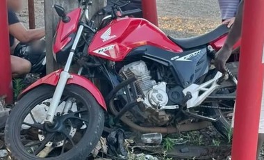 Jovem sofre fratura exposta em colisão entre motocicleta e carro
