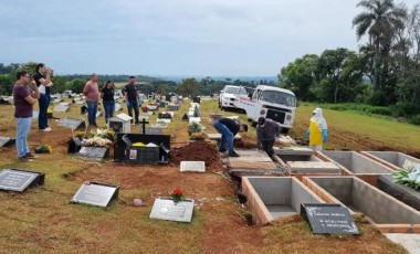 Polícia pede exumação após túmulo ser violado no dia de Finados