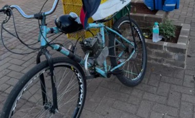 Jovem fica ferido após colisão entre bicicleta motorizada e carro