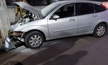 Carro colide em poste e pega fogo no Bairro São Cristovão