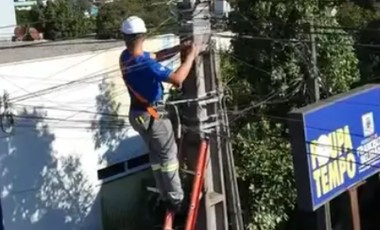 Mutirão retira 3 toneladas de fios irregulares na Avenida Atílio Fontana