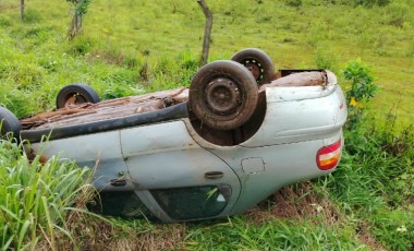 Carro capota após motorista tentar desviar de buraco na PR-180
