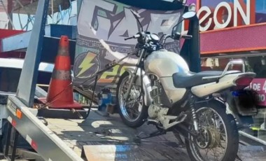 PM apreende motocicleta irregular no centro