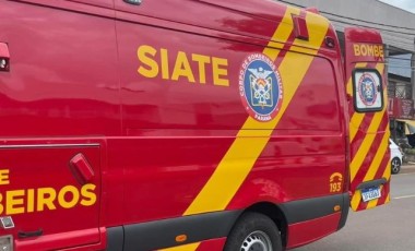 Homem fica ferido em colisão entre carro e motocicleta