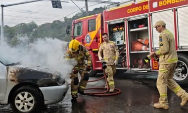 Carro pega fogo no bairro Alvorada