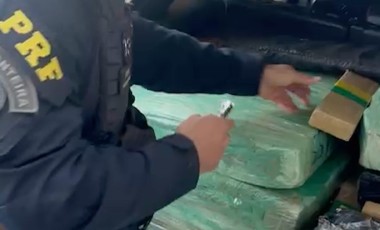 PRF apreende mais de 150 kg de maconha, fuzil e munições de fuzil no Paraná