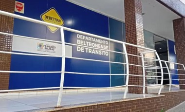 Debetran orienta idosos sobre credencial e benefício no estacionamento rotativo