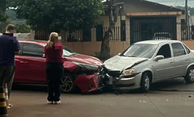 Colisão frontal entre dois veículos deixa feridos no bairro Luther King