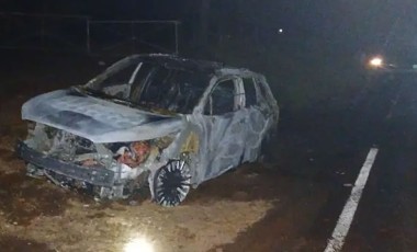 Corolla Cross é destruído por incêndio na PR-281, em São João