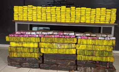 Casal abandona carro com 346 kg de maconha após capotamento na PR-323