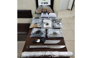 Polícia apreende drogas e arma de fogo