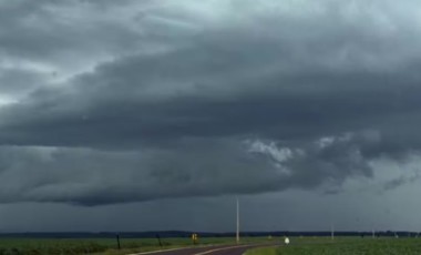 Paraná tem início de semana com chuva forte e risco de perigo extremo para temporais; veja a previsão do tempo