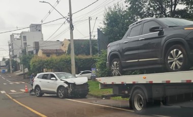 Colisão entre Fiat Toro e Hyundai Santa Fé é registrada em frente ao Fórum