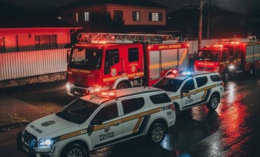 Mulher é encontrada morta com faca no peito; marido é suspeito do crime