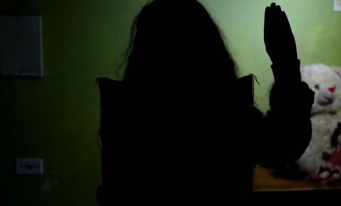 Criança faz sinal universal de pedido de socorro e homem é preso por tentativa de estupro de vulnerável