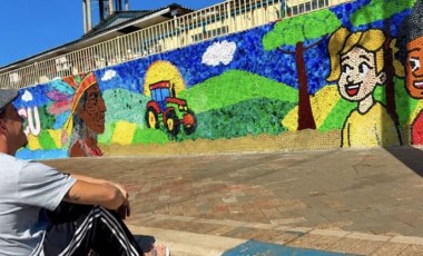Mural feito com tampinhas recicladas transforma fachada de escola e une comunidade em Guaraniaçu
