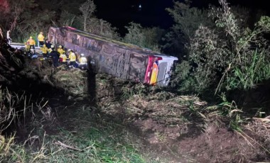 Ônibus com 67 pessoas capota em rodovia de SC e deixa três mortos e 15 feridos