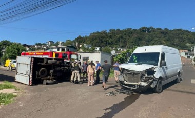 Caminhão tomba após colisão com van
