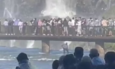 Turista se arrisca para recuperar celular nas Cataratas do Iguaçu
