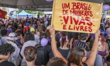 Órfãos de vítimas de feminicídio terão direito a pensão do INSS