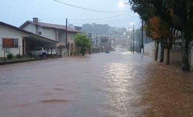 Chuva de 45 milímetros em uma hora causa pontos de alagamentos