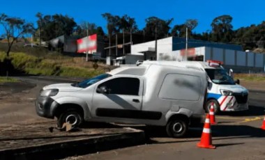 Fiorino sai da pista e fica presa em canteiro após motorista evitar colisão