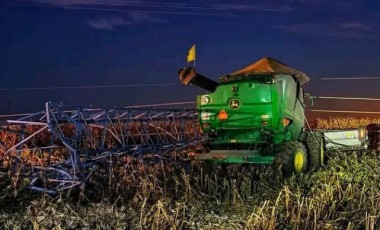 Colheitadeira atinge torre de energia e operador fica preso na cabine por risco de choque