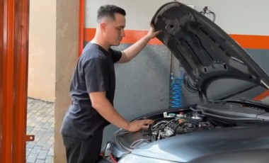 Mecânico paranaense que perdeu a visão na infância usa tato, audição e tecnologia para consertar carros