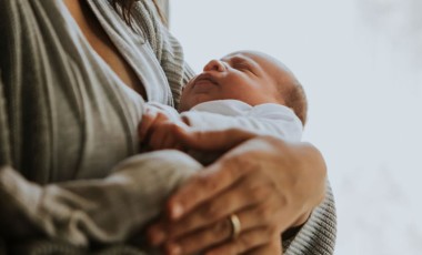 Não existe “colo demais”: o que a ciência diz sobre pegar o bebê no colo