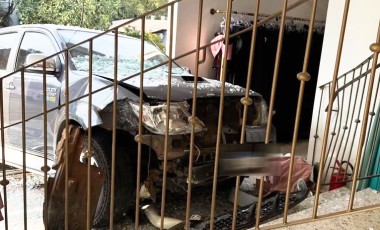 Hilux invade loja após colisão de forte impacto no Centro