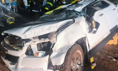 Adolescente morre e outro fica gravemente ferido após caminhonete capotar e ser atingida por caminhão na BR-376