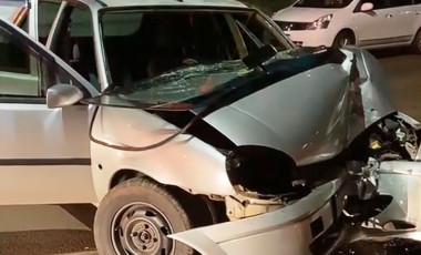 Motorista fica gravemente ferido após bater carro contra poste durante a madrugada