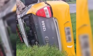 Viatura da PM sai da pista e tomba durante chuva na PR-180