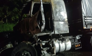 Incêndio destrói cabine de carreta na BR-158