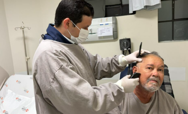 Enfermeiro corta cabelo de pacientes e ajuda a resgatar autoestima durante internações