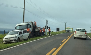 Radar de velocidade começa a ser instalado na Curva do Guareschi