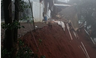 Queda de muro de contenção provoca deslizamento de terra e família deixa residência